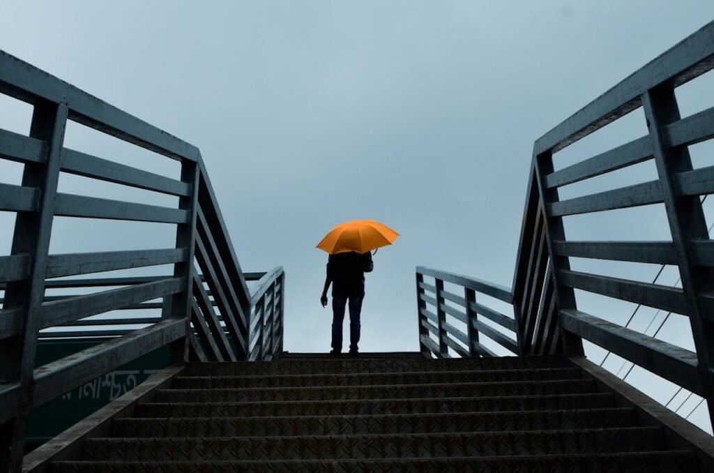 Why Travelers Prefer Compact Umbrellas That Withstand Rough Weather