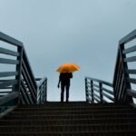 Why Travelers Prefer Compact Umbrellas That Withstand Rough Weather