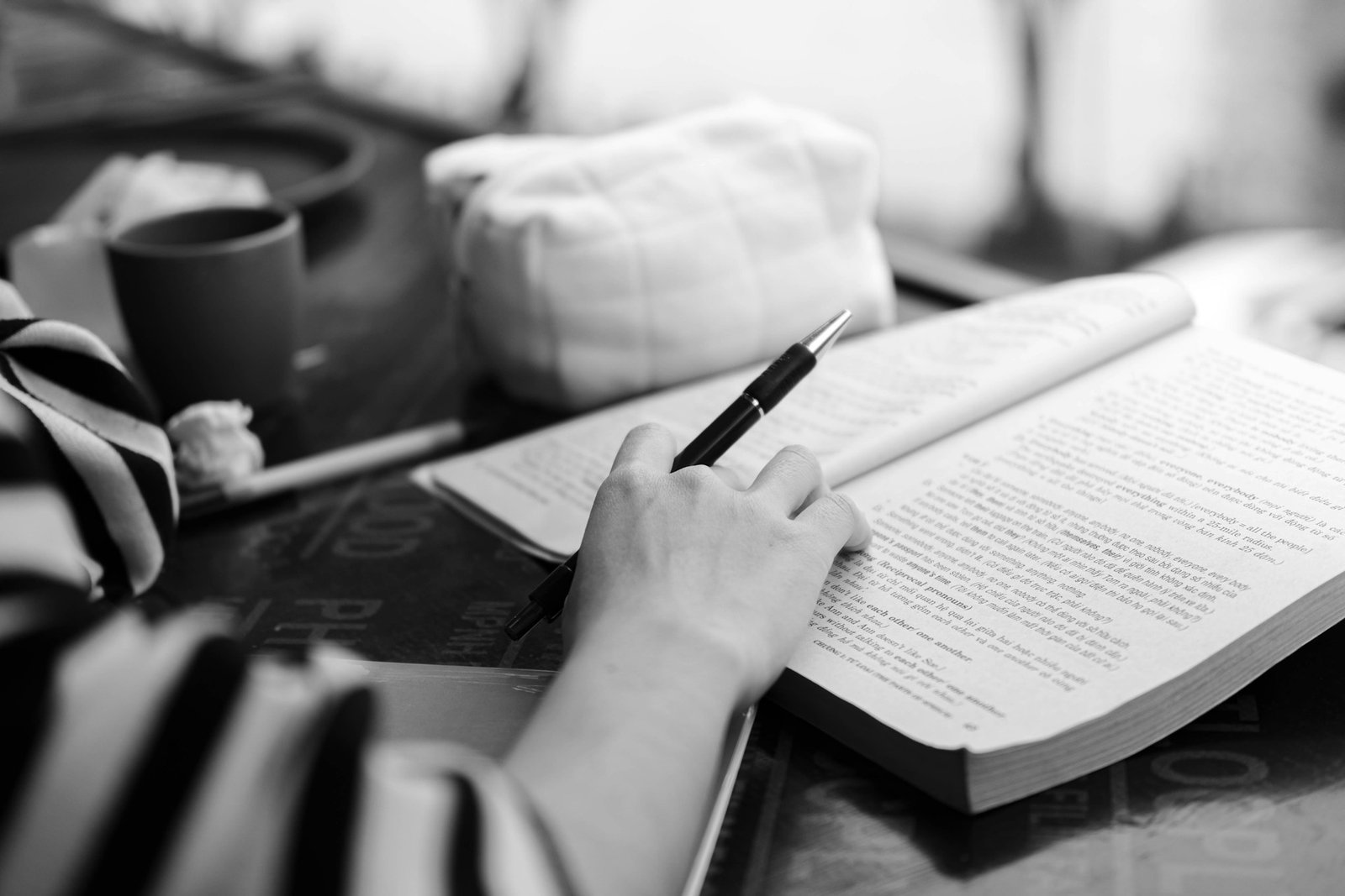 How to Write a Book- The Complete Guide to Writing Your First Book (With and Without AI)