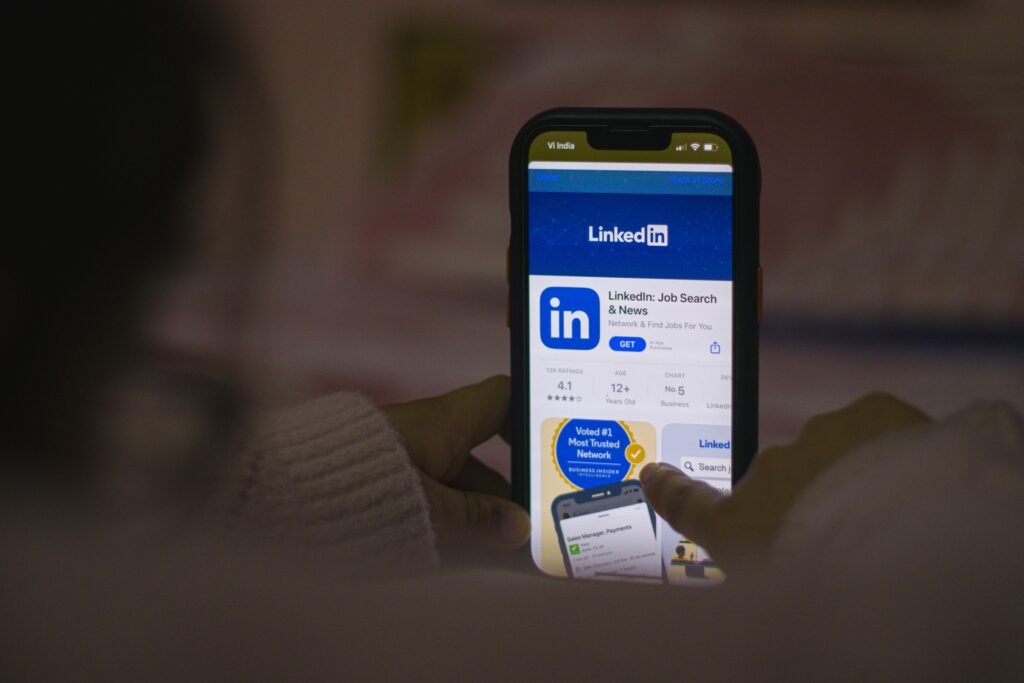For Job SeekersSnagajob provides a streamlined job search through its website and the highly-rated Snagajob Mobile App. Key features include: [1] (https://apps.apple.com/us/app/snagajob-jobs-hiring-now/id333188676)Industry Focus: Focuses heavily on roles in restaurants, retail, hospitality, customer service, food prep, and healthcare.Easy Apply: Allows users to build a single profile and apply to select local positions with a single click.Smart Filtering: Job seekers can filter openings by wage expectations, job types, and commute distances as close as 5 miles.Major Employers: Frequently lists open shifts and positions for prominent brands like Amazon Flex, DoorDash, Burger King, and Dunkin'. [1] (https://www.snagajob.com/browse), [2] (https://www.youtube.com/watch?v=CwgNm8TZrKM&t=287), [3] (https://www.instagram.com/snagajob/), [4] (https://www.snagajob.com/hiringnow), [5] (https://www.snagajob.com/employer), [6] (https://apps.apple.com/us/app/snagajob-jobs-hiring-now/id333188676), [7] (https://resources.workable.com/tutorial/post-a-job-on-snagajob)For EmployersThe platform operates a specialized portal called Snagajob for Employers designed to fulfill immediate staffing needs: [1] (https://www.snagajob.com/employer)Targeted Matching: When an employer posts a vacancy, the system instantly alerts active, qualified job seekers within that specific zip code. [1] (https://resources.workable.com/tutorial/post-a-job-on-snagajob)Personality Assessments: Features unique visual personality quizzes to screen applicants for behavioral and cultural fit before interviewing. [1] (https://resources.workable.com/tutorial/post-a-job-on-snagajob)Flexible Pricing: Offers tiered subscription packages ranging from $89 to $249 per month depending on posting volume and applicant tracking needs